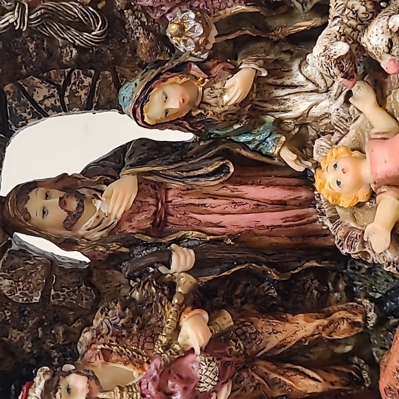 Nativity from the Goldenvale Collection - Picture 9 of 17